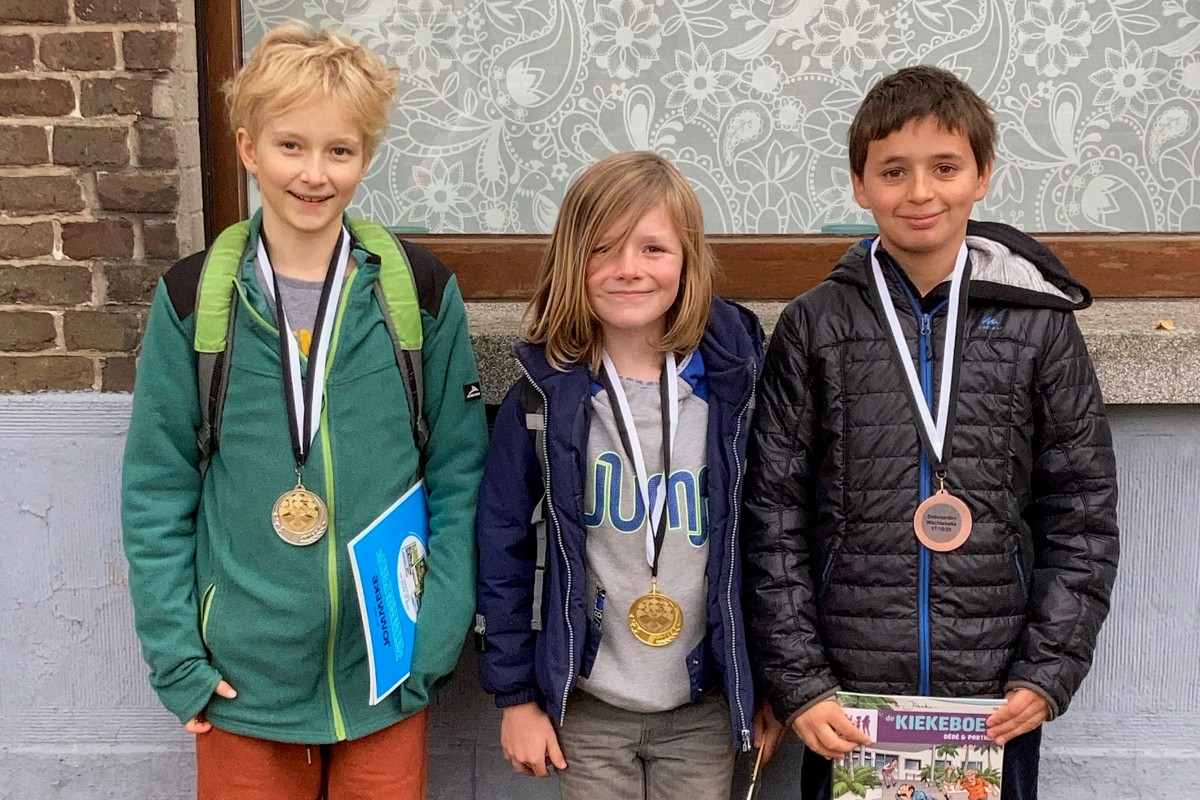 Aaron, Jules en Mateo met hun medaille rond de hals