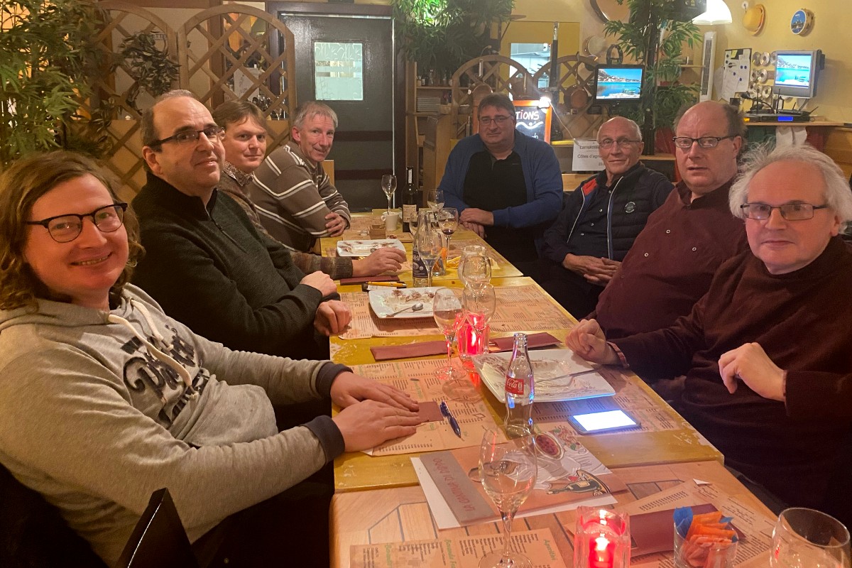 Yves, Tom, Diederik, Eddy, Peter, Walter, Serge, Eric op restaurant